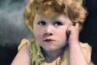 ولدت الملكة إليزابيث عام 1926 وهي الإبنة الأولى للملك جورج السادس وتلقت تعليمًا خاصًا في المنزل 
