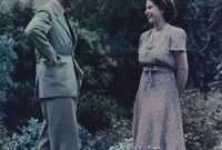 رفض الملك جورج والد إليزابيث الخطوبة قبل أن تتم ابنته الـ 20 عام وبالفعل تمت الخطوبة في يوليو 1947 ومنح فيليب خطيبته إليزابيث خاتم خطوبة من الماس 
