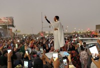 واجه النظام الحاكم المتظاهرين بعنف شديد واندلعت اشتباكات عنيفة تجاه الثوار وتم فصل خدمة الإنترنت عن السودان لفترة من الوقت وسقط خلال تلك الفترة عشرات القتلى والجرحي في صفوف المتظاهرين 
