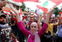 توسعت الاحتجاجات لتشمل كافة أرجاء لبنان وطالبت بسقوط الحكومة اللبنانية والدعوة لإضراب عام في لبنان لتكون أحد أكبر المظاهرات التي شهدتها لبنان في تاريخها الحديث 

