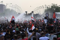 شهدت موجة التظاهرات مواجهة عنيفة من الحكومة العراقية حيث تصادم الأمن معهم وأسفر الصدام عن وقوع 380 قتيل أغلبهم من المتظاهرين بجانب ألوف المصابين بجانب قطع خدمة الإنترنت ما جعلها الأكثر عنفًا في العراق منذ سنوات 
