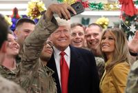 ترامب وزوجته مع الجنود 