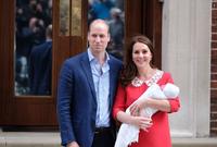 صور الأمير ويليام برفقة الأميرة كيت بعد ولادة ابنهما الثالث