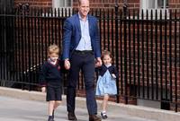 الأمير ويليام برفقة جورج وتشارلوت اثناء ذهابهم لرؤية أخيهما الثالث لأول مرة