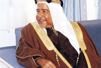 والده أمير البحرين من 2 نوفمبر 1961 حتى وفاته في 6 مارس 1999، عيسى بن سلمان آل خليفة.
