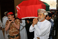 صور من جنازة سلطان عمان السابق السلطان قابوس، يظهر فيها السلطان الحالي هيثم بن طارق 