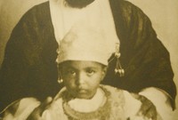 صورة تجمع السلطان قابوس في طفولته بوالده 