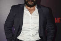 سيف علي خان، متزوج حاليًا من الممثلة الهندية كارينا كابور وهو والد الممثلة الشابة سارة علي خان  