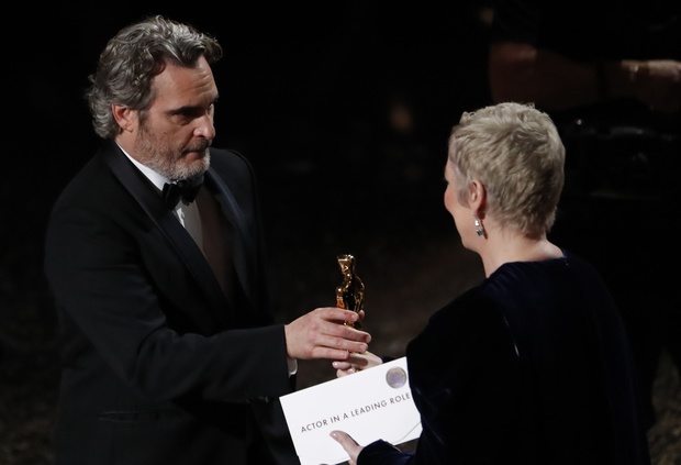 فاز فينيكس بجائزة أوسكار لأفضل ممثل، عن دوره الاستثنائي في فيلم "الجوكر"، وهي الجائزة الثانية لهذه الشخصية خلال 11 عاما