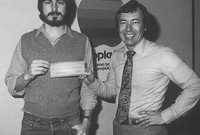 خلال صداقته مع ستيف ووزنياك، وتحديدا في عام 1976 استطاع جوبز اقناع متجر محلي للكمبيوترات بشراء 50 جهاز من اجهزة ووزنياك قبل صنعها