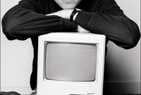 بدأت شركة أبل عام 1976 في تجميع وبيع أجهزة الكومبيوتر، لتقدم للعالم بعد إنشائها بعام جهاز أبل 2 الذي يعد أول جهاز كومبيوتر شخصي ناجح يتم إنتاجه على المستوى التجاري