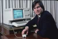 وكان باكورة إنتاج الشركة عام 1984 نظام ماكنتوش الذي كان أول نظام تشغيل ناجح بواجهة رسومية وفأرة، وهي تقنيات لم تكن معروفة من قبل، ليحقق الجهاز نجاحاً وانتشاراً كبيرين في مواجهة إنتل ومايكروسوفت