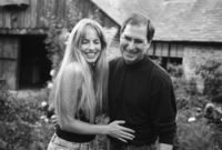 وفي عام 1990 في وقت مبكر، التقى ستيف جوبز بلورين باول في كلية إدارة الاعمال جامعة ستانفورد، حيث كانت لورين طالبة ماجستير في كلية إدارة الاعمال، وتزوجا في 18 مارس عام 1991، وعاشا معا في بالو التو، كاليفورنيا، وأنجبوا ثلاثة اطفال