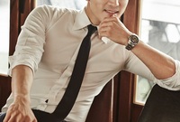 سونغ سيونغ هون، ممثل كوري يبلغ 43 عامًا، وهو واحد من أشهر الممثلين في الدراما الكورية حيث شارك في عدد كبير من المسلسلات التي حققت نجاحًا وخاصة في العالم العربي 
