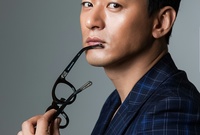 جو جن مو، ممثل كوري يبلغ 45 عامًا 
