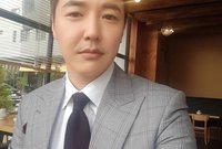 يون سانغ هيون، ممثل ومغني كوري معروف في الدراما الكورية، يبلغ 46 عامًا 
