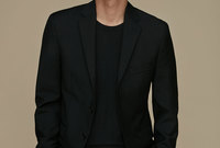 جونج يوو، ممثل وعارض أزياء كوري يبلغ 40 عامًا، وهو معروف في أوساط الشباب بعدد من أدواره 
