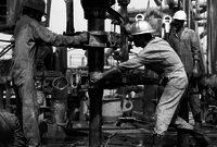ثم جاء عام 1948 الذي جعل من السعودية قبلة النفط في العالم بعد اكتشاف حقل الغوار ليصبح أكبر حقل بترول في العالم حتى يومنا هذا ويتضاعف إنتاج المملكة من النفط
