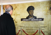 توفي والد رجب أردوغان عام 1988 قبل أن يستهل أردوغان مشواره السياسي أو يحقق شهرة وشعبية بين الأتراك


