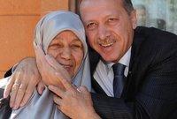 كان أردوغان يحرص على اصطحاب والدته في عدد كبير من المناسبات الاجتماعية والسياسية وكانت محل احترام وتقدير جميع الأتراك 
