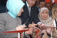 كان أردوغان يعامل والدته على سجيته أمام وسائل الإعلام وأمام الجماهير ما أكسبه شعبية واسعة ومحبوبًا لديهم بسبب طبيعة علاقته وتعامله مع والدته حيث كان يقدمها دائمًا في المحافل الاجتماعية والسياسية دون الالتزام بالبروتولاكات 
