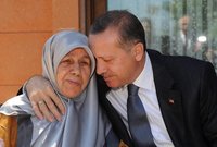 صور تجمع أردوغان مع والدته