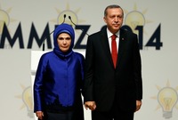 أما زوجته السيدة أمينة غولبران أو أمينة أردوغان فتوصف بأنها المرأة الاستثنائية والرفيقة والزوجة وكانت بجانب أردوغان طيلة مشواره السياسي 
