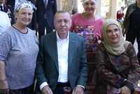 تعرفت على أردوغان للمرة الأولى عام 1977 خلال تواجدها ضمن وفد من جمعية النساء المثاليات اجتمع مع أردوغان لتثير إعجابه وتنشأ بينهما علاقة حب تكللت بالزواج في غضون شهور قليلة في عام 1978 
