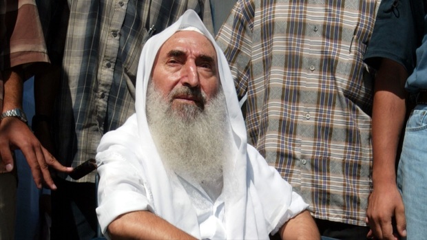 وُلِد أحمد إسماعيل ياسين في 28 يونيو عام 1938م في قرية تاريخية فلسطينية تُدعى "جورة عسقلان"