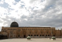 كما أنه ثالث المساجد من حيث القداسة في الإسلام بعد المسجد الحرام والمسجد النبوي وهو يقع في البلدة القديمة بالقدس في فلسطين
