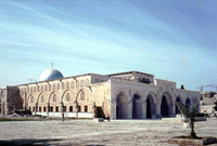 بينما يصحح لهم آخرون تلك الصورة بصورة أخرى على أنها للمسجد الأقصى لكنها في الحقيقة صورة للجامع القبلي 
