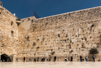 يُقدّس اليهود أيضًا الحائط ويسمونه بحائط المبكى .. كما يقدسون المسجد الأقصى ويطلقون على ساحاته اسمَ "جبل الهيكل" نسبة إلى هيكل النبي سليمان عليه السلام

