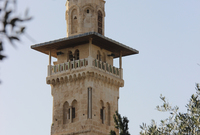ومئذنة باب الغوانمة .. وبنيت على الطراز المملوكي وهي أطول مئذنة في المسجد
