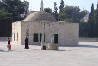 قبة الشيخ الخليلي .. شيدت في العهد العثماني وسميت باسم أحد الزاهدين الذي كان يتعبد في هذا الموضع 
