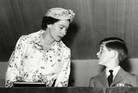 ولد الأمير تشارلز عام 1948 في قصر باكنجهام الملكي كأكبر أبناء الأمير فيليب ووريثة العريش البريطاني آنذاك الأميرة إليزابيث والتي أصبحت ملكة على بريطانيا بعد ميلاده بأربعة أعوام عام 1952 
