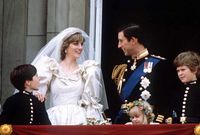 خطب تشارلز ديانا عام 1980 ثم تزوجا عام 1981 في حفل زفاف خيالي شاهده 750 مليون مشاهد حول العالم وحضره 600 ألف شخص في الشارع لمشاهدة الاحتفال المبهر ويتم تلقيبها بالأميرة ديانا أميرة ويلز 
