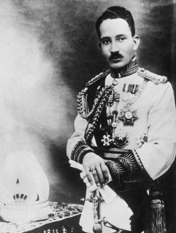 غازي بن فيصل الأول بن حسين بن علي الهاشمي الشهير بغازي الأول ثاني ملوك العراق  ولد عام 1912 
