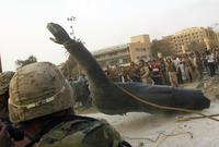 ووقف العالم العربي لحظة صمت أثناء اقتحام الدبابات الميادين العراقية وإسقاط تمثال صدام حسين في مشهد لن ينساه التاريخ
