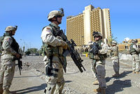 كان الجيش الأمريكي مستعدًا بقوة لحربه مع الجيش العراقي حيث قام بتسليح جنوده بكل أنواع العتاد المتطورة 
