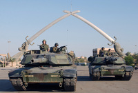 دخلت القوات الأمريكية والدبابات بغداد عاصمة العراق في يوم التاسع من أبريل في ظل انسحاب بعض القوات العراقية 
