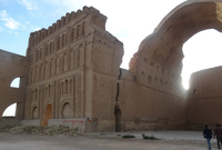 تبعد مدينة طيسفون عن بغداد مسافة 30 كيلومتر  .. وهي من المدن التاريخية والآثرية في العراق.
