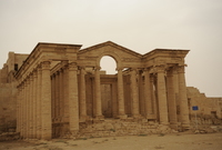 ومن أشهر آثارها "معبد مرن" المبني على الطراز الروماني .. وتعد مملكة الحضر أول موقع آثري عراقي يضاف إلى قائمة التراث العالمي لليونسكو  
