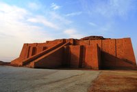 زقورة إنانا .. من أقدم المعابد التي بُنيت في العراق حيث تم تشييده عام 2000 ق.م في مدينة أور في عهد الدولة السومرية 
