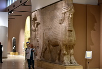 المتحف العراقي .. أكبر متحف أثري في العراق وهو يقع في العاصمة بغداد ويعرض مجموعات وقطع أثرية لحضارات العراق القديمة عبر تاريخها وكذلك الآثار الإسلامية 
