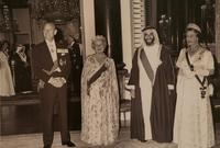 كما حضرت الملكة إليزابيث نشأة دولة الإمارات العربية المتحدة وحضرت عهد مؤسسها بالكامل الشيخ زايد آل نهيان