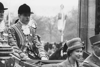 وشهدت الملكة إليزابيث عدد من رؤساء جارتها فرنسا أشهرهم شارل ديجول