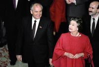 وكان لرؤساء روسيا والاتحاد السوفيتي سابقًا تاريخ طويل كذلك مع الملكة أبرزهم ميخيل غورباتشوف آخر رئيس للاتحاد السوفيتي قبل تفككه