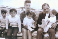 أنجبا: الملك عبد الله (مواليد 1962). الأمير فيصل (مواليد 1963). الأميرة عائشة (مواليد 1968). الأميرة زين (مواليد 1968)
