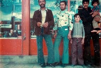 كانت تتسم إيران بالطابع الغربي في فترة الستينيات والسبعينيات حيث كان الشباب يرتدون أحدث صيحات الموضة العالمية وكان أبرزها سراويل الشارلستون الشهيرة
