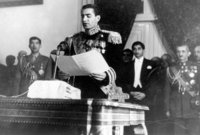 وكانت إيران تمتلك برلمان قوي تمكن من عزل الشاه عام 1953 لكن تمكن الشاه من استرداد الحكم مرة أخرى 
